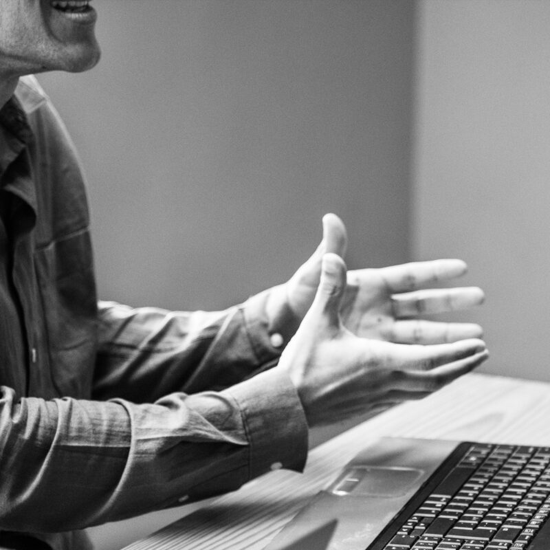 Błędy w druku opakowań – konsultacja przy laptopie, analiza plików do druku