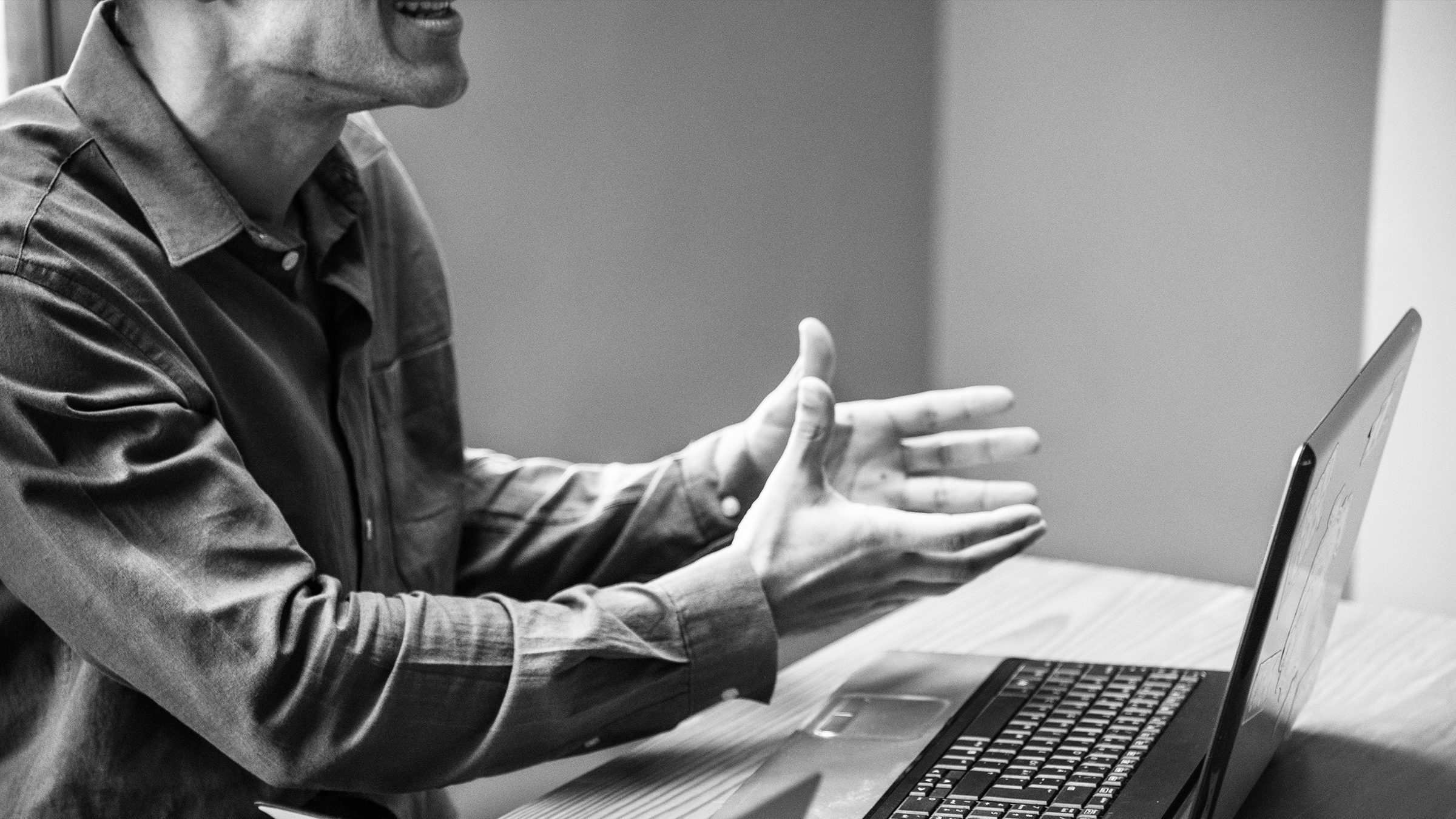 Błędy w druku opakowań – konsultacja przy laptopie, analiza plików do druku